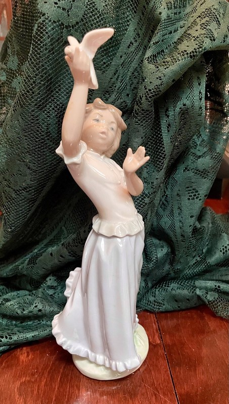 Nao Lladro Spain GIRL WITH DOVE BIRD  00324  Porcelain Figurine Polomo. ORIG BOX