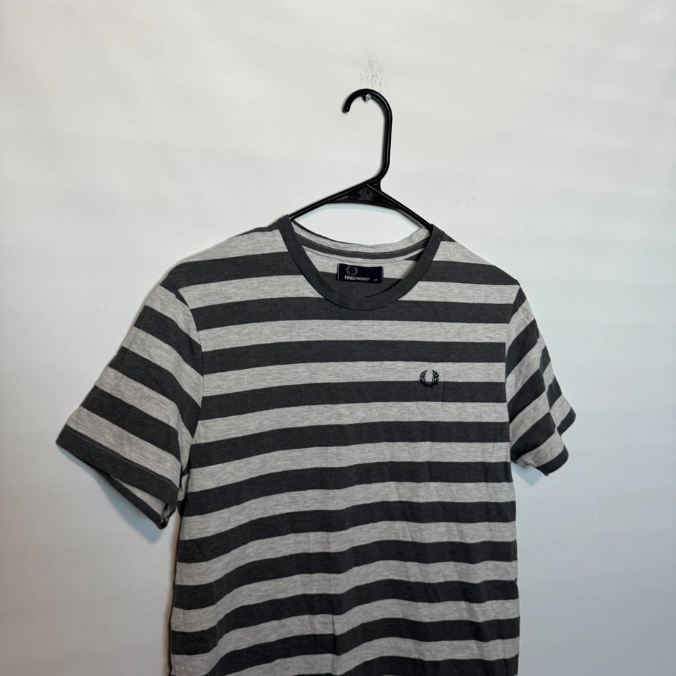 Рубашка мужская Fred Perry средняя серая в полоску с круглым вырезом футболка с коротким рукавом приталенная - Изображение 2 из 4