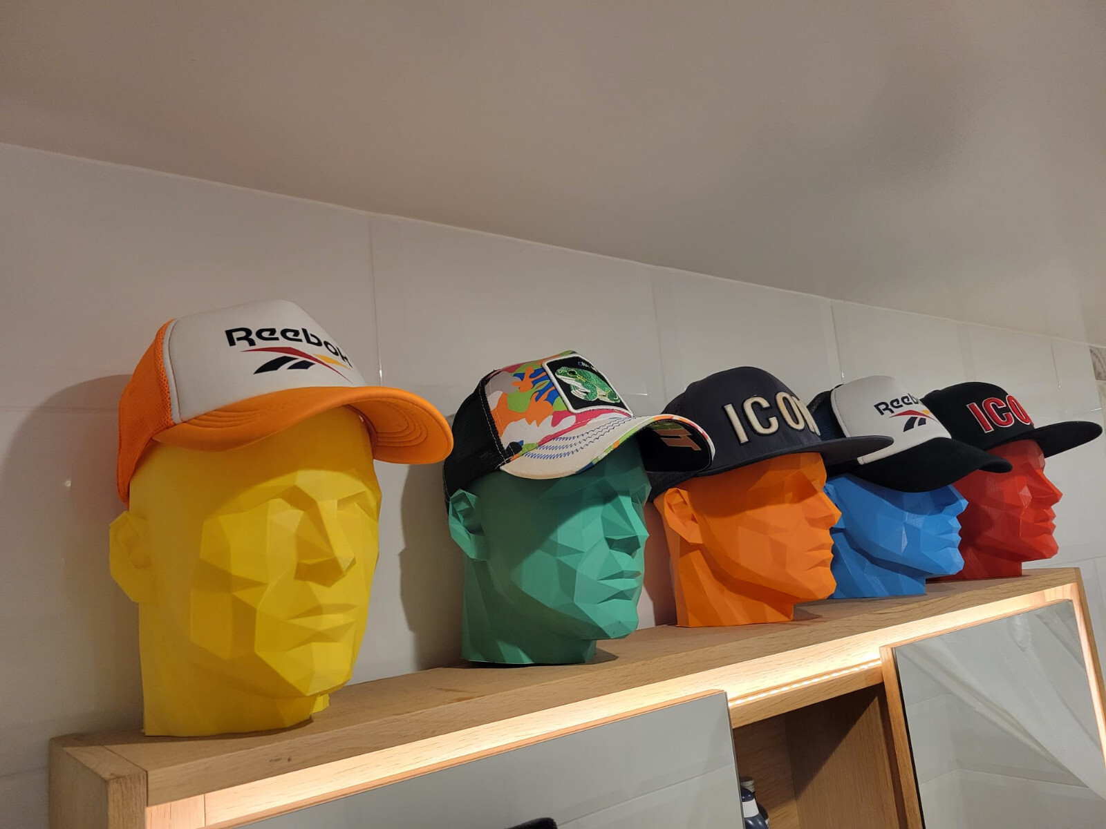 Présentoir magasin casquettes et bobs pour organiser vos rayons de mode