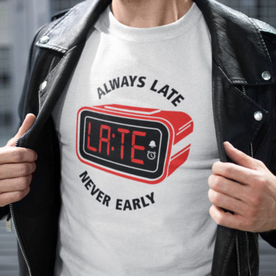 ALWAYS LATE NEVER EARLY Uhr Wecker Design Sprüche Lustig Spaß Comedy Fun T-Shirt