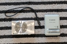Canon PowerShot ELPH 520 HS 12x Digital Zoom Camera Battery  Charger EUC Silver