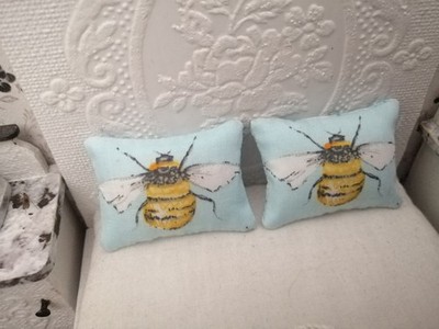 2 Miniatur-Bienen-Sofa-KISSEN,je 5x3,7cm,Puppenstube  1:12