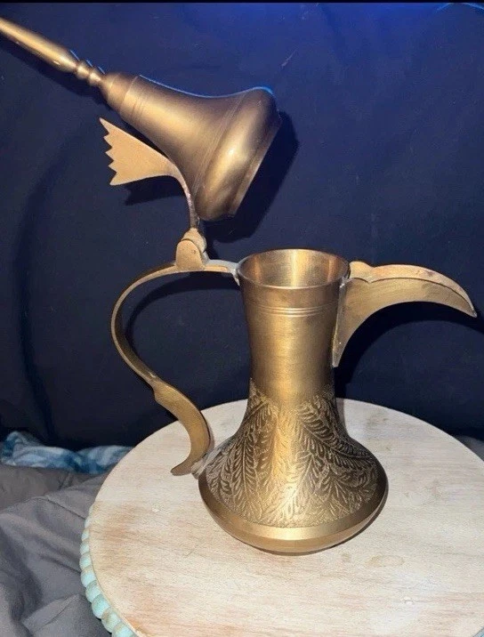 Cafetera decorativa vintage de latón Dallah árabe de Oriente Medio - diseño grabado Foto 3 de 4