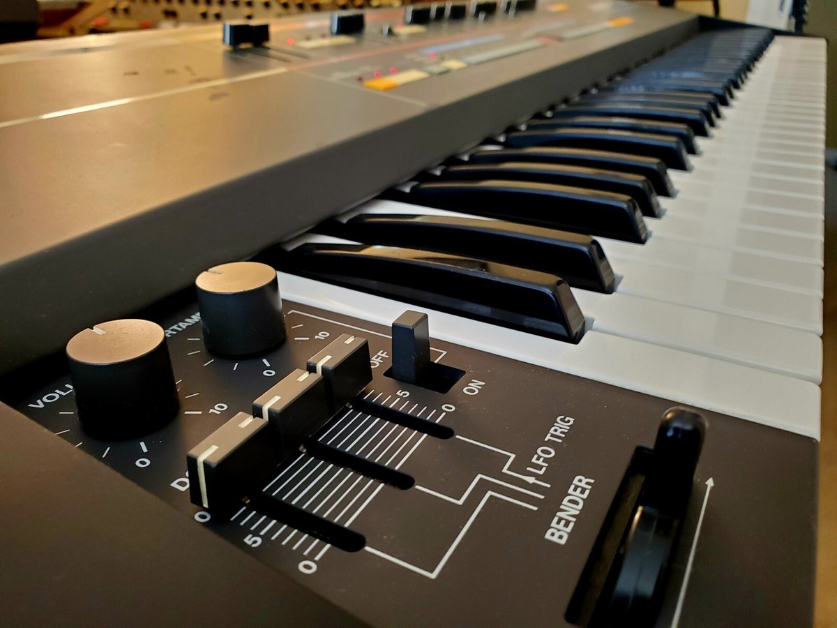 Roland JUNO-106 アナログシンセサイザージャンク Roland ” JUNO-X ” | ヴィンテージシンセ「JUNO」をZEN-Coreシンセシス