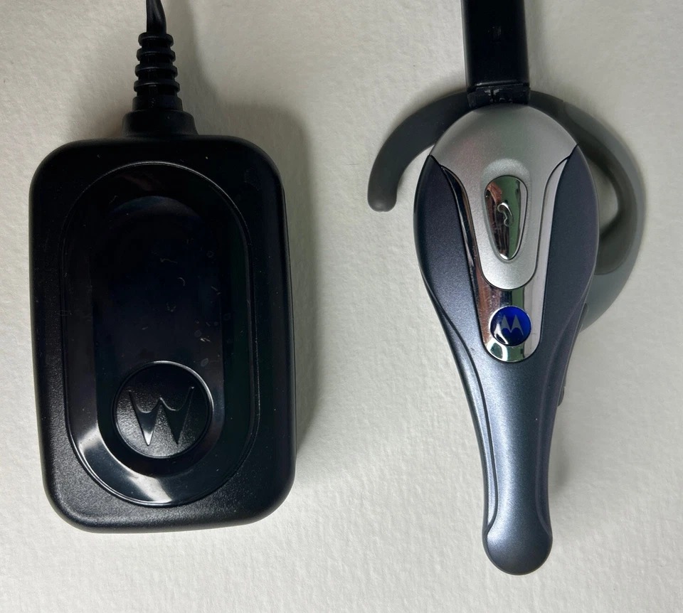 Motorola Wireless Bluetooth 1.2 Headset HS815 Gray with Charger Working - Image 2 of 4