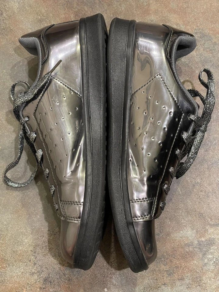 Zapatillas Plateadas Brillante Metálicas Moda por Qupid Pyramid con Cordones Plateados Talla 9 Foto 2 de 4