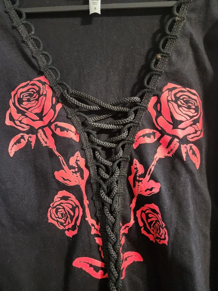 Demi Loon Rose Graphic Punk Slashed Cut-out Tattoo L/s Biker Top tamanho pequeno - Imagem 3 de 4