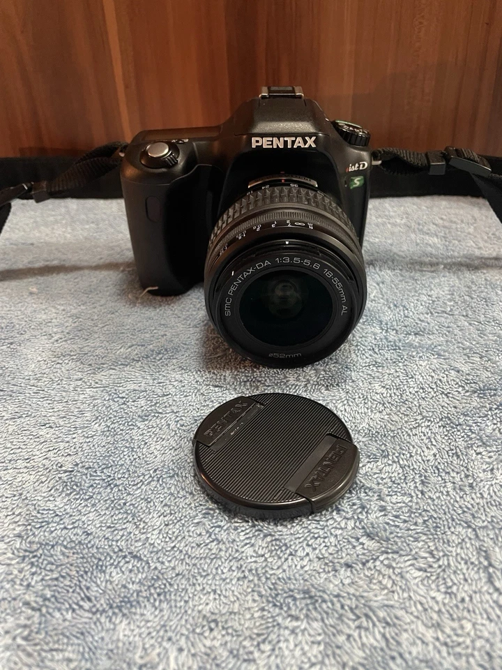 Pentax *ist DS 6MP Autofocus Digital SLR Camera w/ 18-55mm F/1:3.5-5.6 Zoom Lens - Image 2 of 4