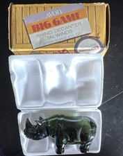 Avon Duża gra Rhino Karafka Tai Winds Szkło 4 fl oz Ciemnozielony motyw zwierzęcy