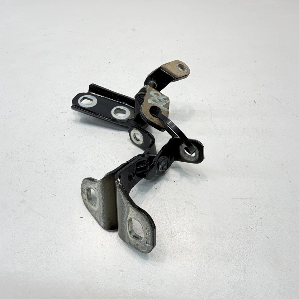 2016-2025 CHEVROLET MALIBU REAR RIGHT SIDE UPPER & LOWER DOOR HINGE OEM SET - Image 4 of 4