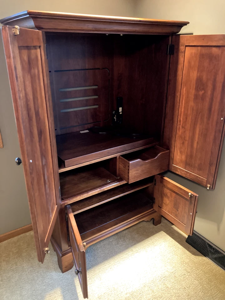 Armario de TV de madera maciza Bob Timberlake de Lexington Foto 3 de 3