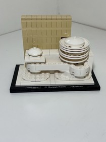 LEGO ARCHITECTURE: Solomon Guggenheim Museum (21004)