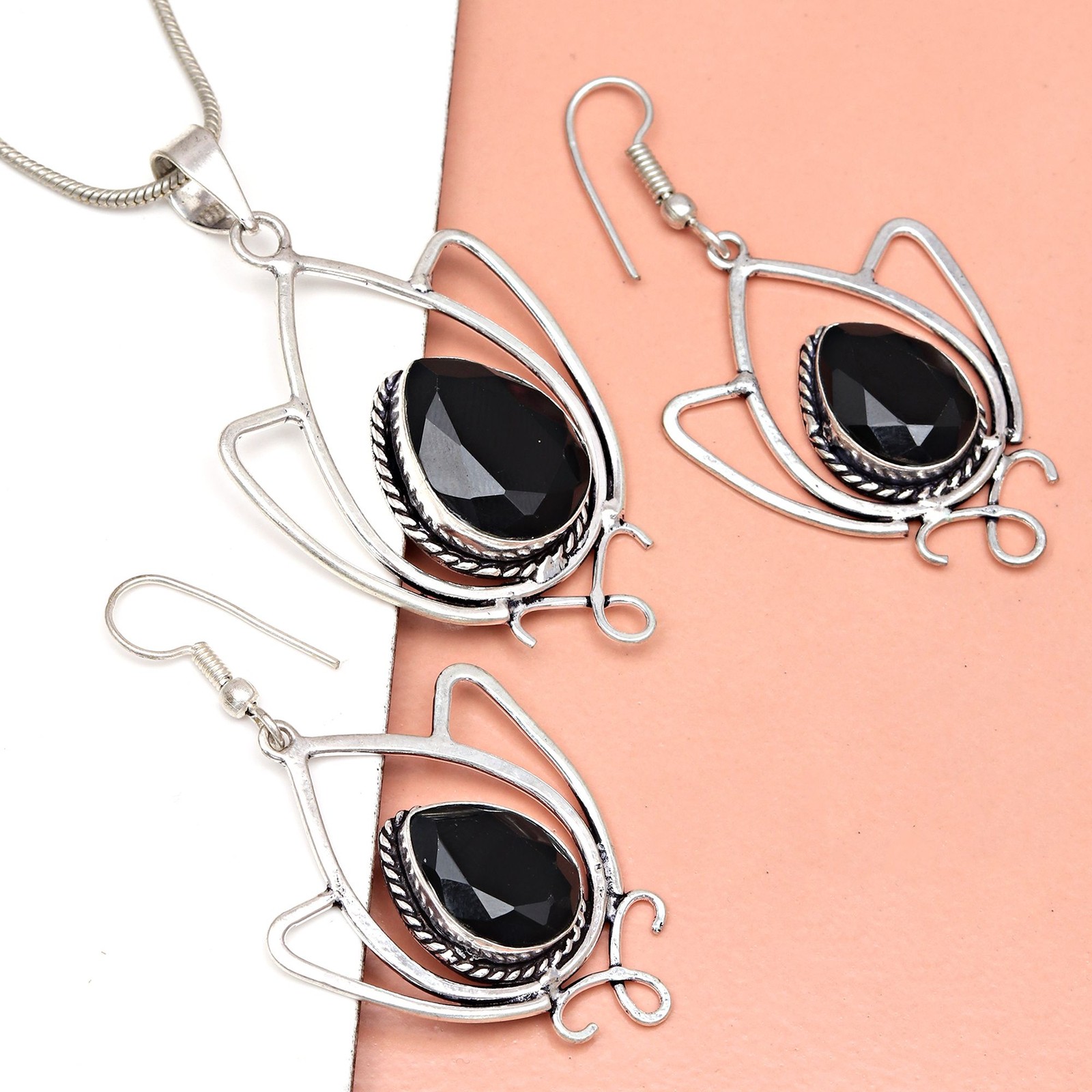 Black Gemstone Spinal Pendant Handmade Gold Jewelry for Valentine's Day