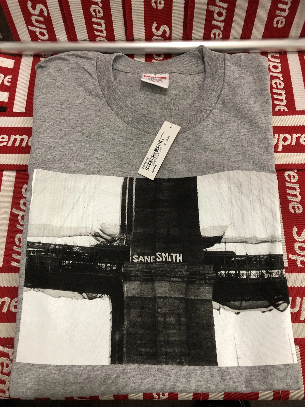 T shirt Supreme Bridge ! Gris bruyère neuf avec étiquettes ! FW19 ! Med !! 100 % authentique !!Super Rare !