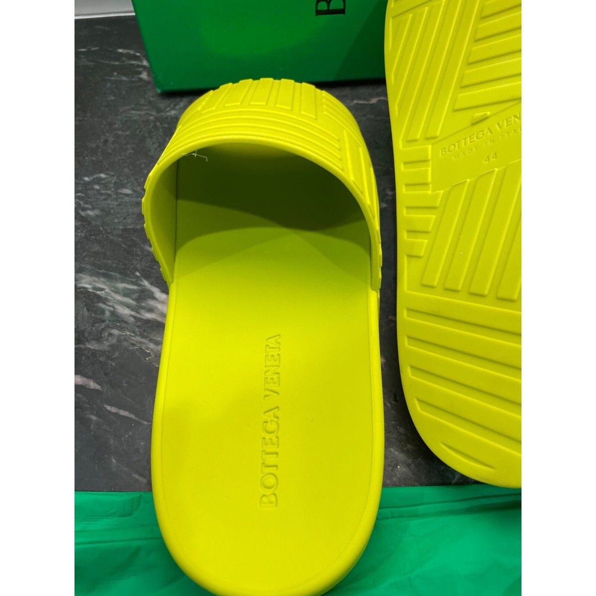 NIB $420 Bottega Veneta Men's Rubber Kiwi Slides Sandals 11 US (44