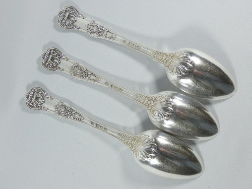 Antiguo juego de 3 cucharas de postre victorianas de plata de ley de 1895 con patrón de reinas - Imagen 8 de 11