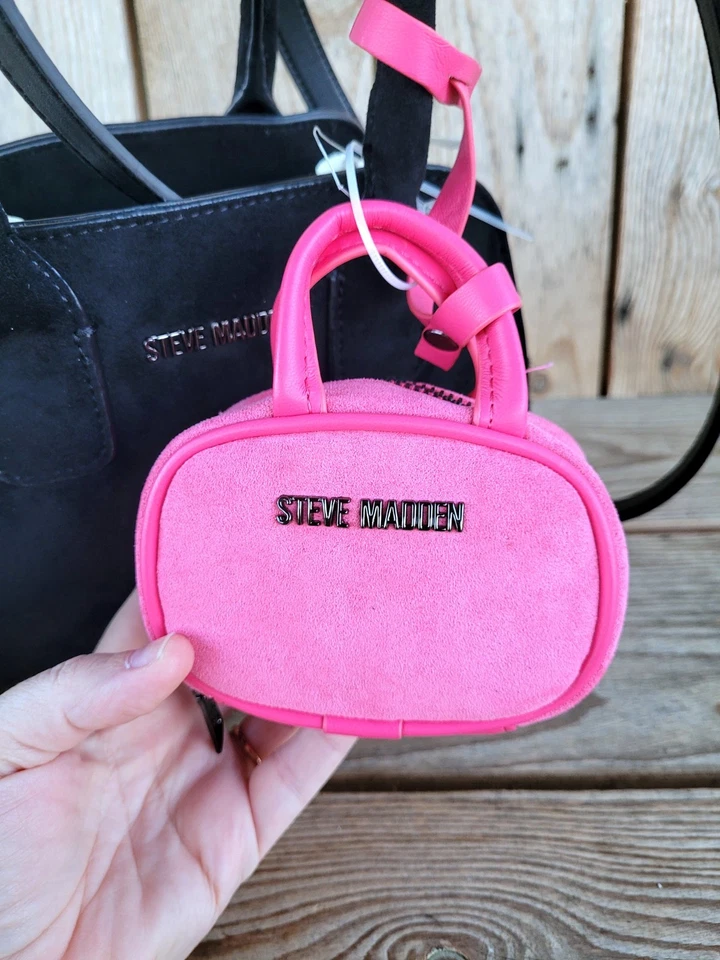 *Raro* Bolso de mano Steve Madden de gamuza negro y rosa intenso con dijes para bolso de dados Foto 3 de 4