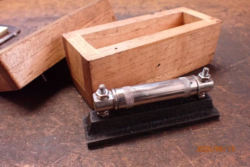 SMALL ENGINEERING LEVEL WITH WOODEN BOX MACHINIST TOOLING