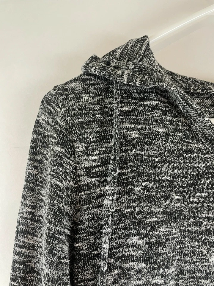 sudadera con capucha rue21 para mujer talla mediana blanca y negra manga larga elástica Foto 3 de 4