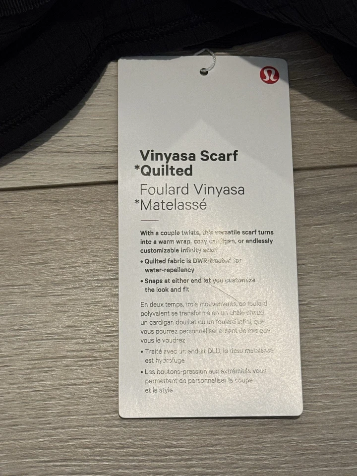 NUEVO CON ETIQUETAS Lululemon Vinyasa Bufanda Acolchada Negra Mujer Envoltura Repelente al Agua NUEVO Foto 3 de 4