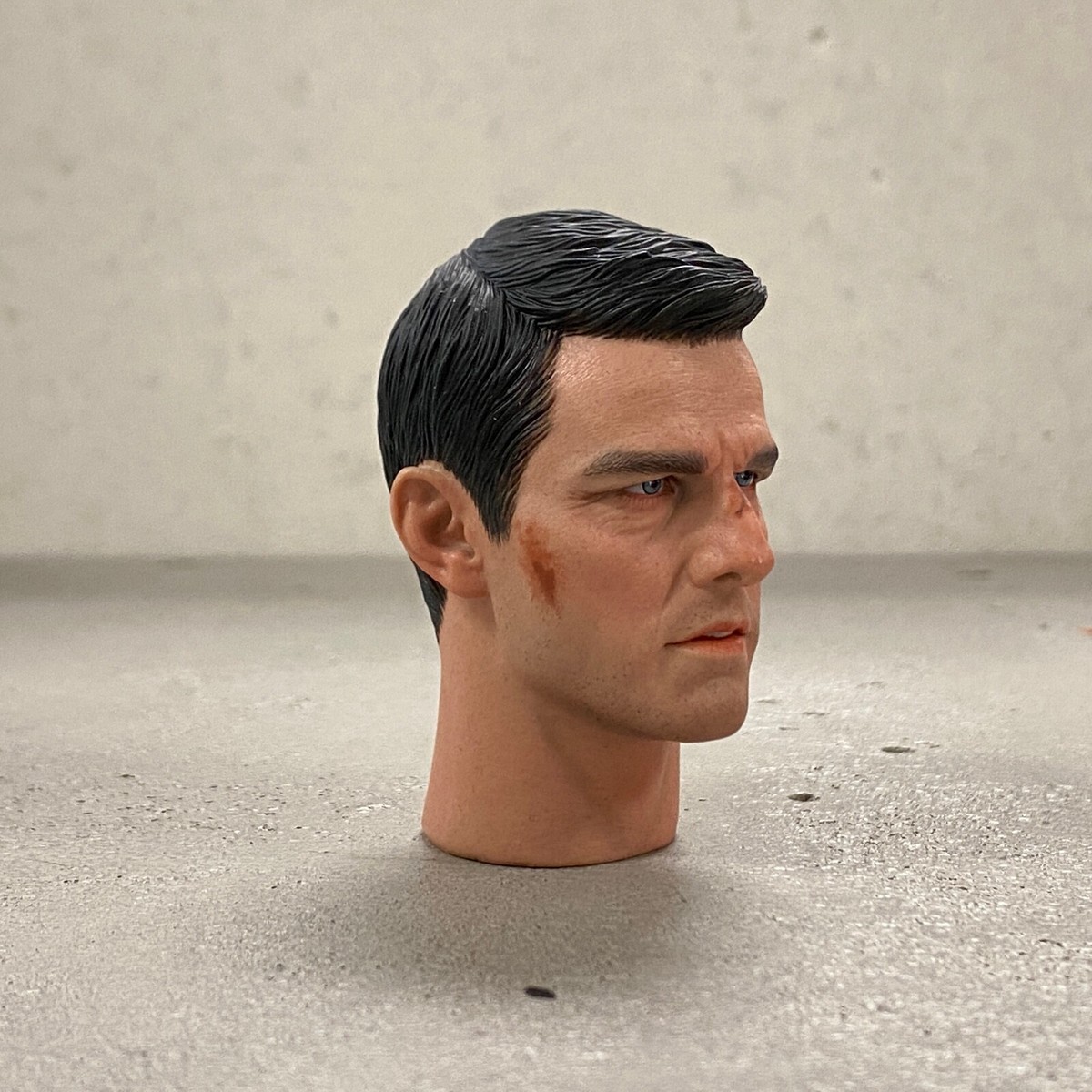 デックトレーシフィギュア TG003-B: 1/6 Tom Cruise Male Head Sculpt - Bloody damaged