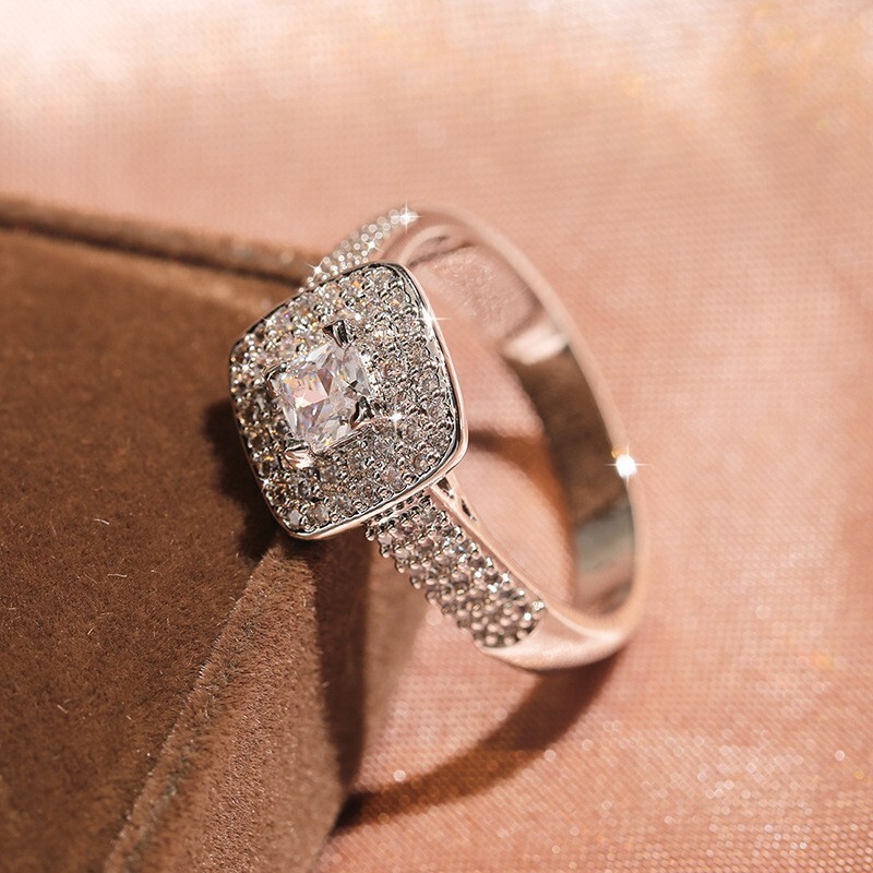 Luxurious Ring For Valentine Gifts 2.15 CT Simulated Diamond Ring