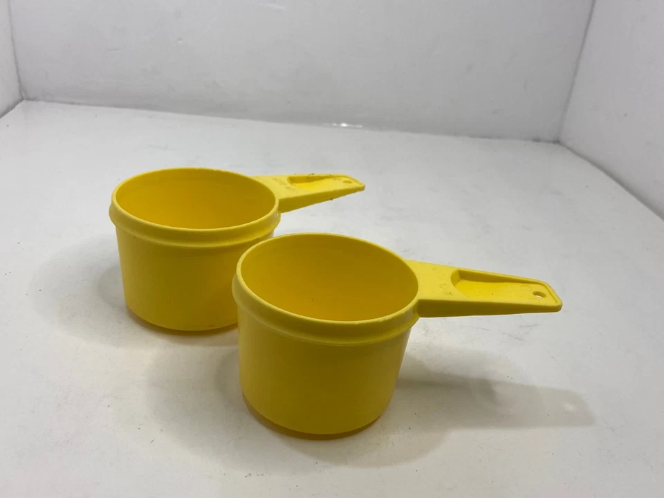 🐞 LOT OF 2 TUPPERWARE YELLOW VINTAGE MEASURING CUPS 2/3 #763 & 3/4 #762 EUC R1 - Image 2 of 4
