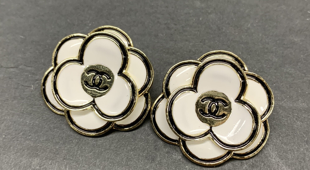 CHANEL ボタン CHANEL Vintage Button White Floral 26mm: Set 2 Lot #162 | eBay
