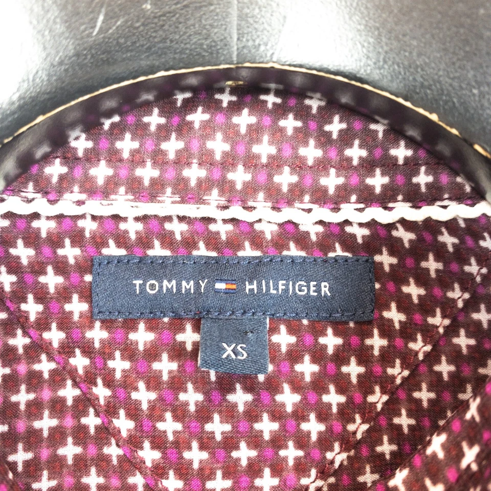 Camisa Tommy Hilfiger Púrpura Granate Blanca Geométrica Cuello Abotonado - Talla XS Foto 3 de 4