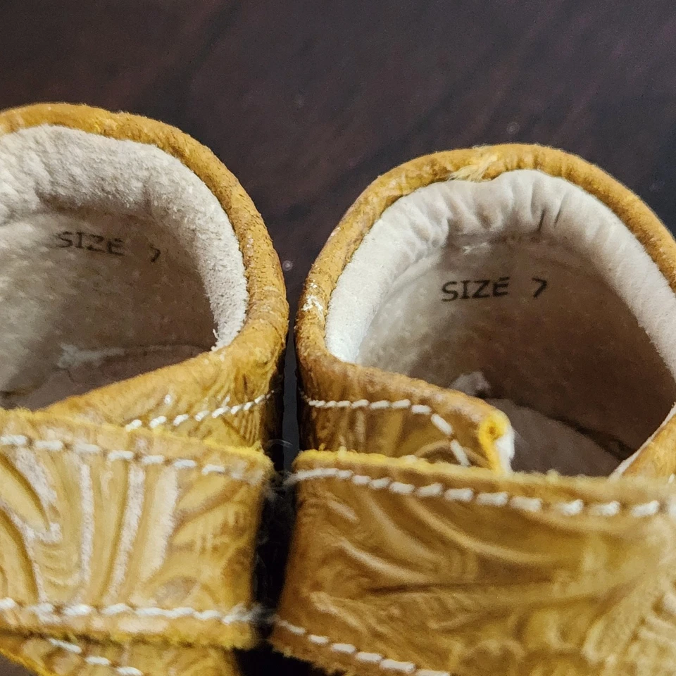 Livie & Luca Embossed Leather Mary Janes Size 7 - Image 4 of 4