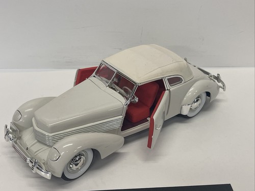 Signature 1/18 Scale Diecast 18112 - 1937 Cord 812 Supercharged - White PREOWNED - Picture 16 of 24