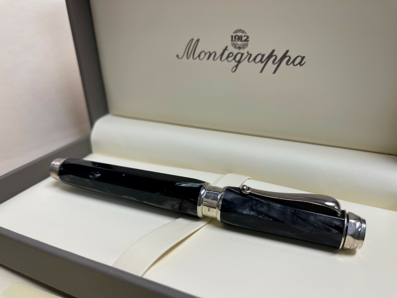 Montegrappa Marostica The Game of Chess LE Rollerball Pen (#191), Sterling  Silver with burgundy lacquer (Mint, in Circular Wooden Box) - Peyton Street  Pens