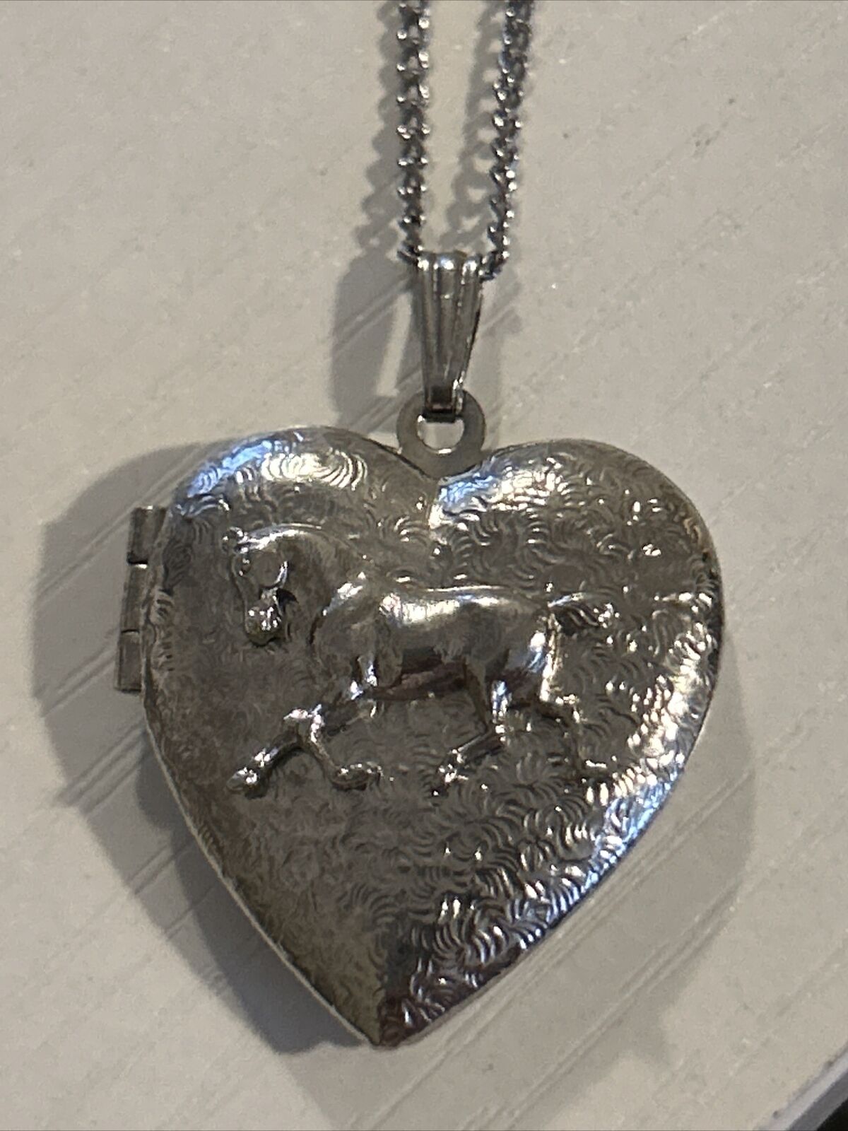 Vinatge Chain with a heart pendant and 1 horse in… - image 1