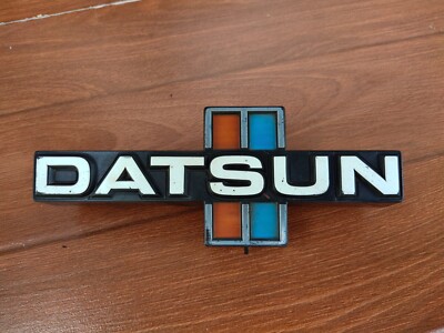NISSAN DATSUN 720 PICK UP FRONT GRILLE EMBLEM BADGE OEM PN