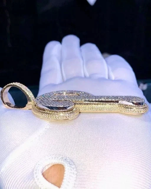 Colgante Moissanita Corte Redondo 6Ct Hombres Personalizar Letra "P' Chapado en Oro Amarillo 14K Foto 2 de 4