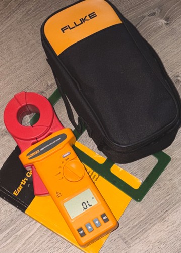 Fluke 1630 Earth Ground Clamp Meter with Case and Accessories