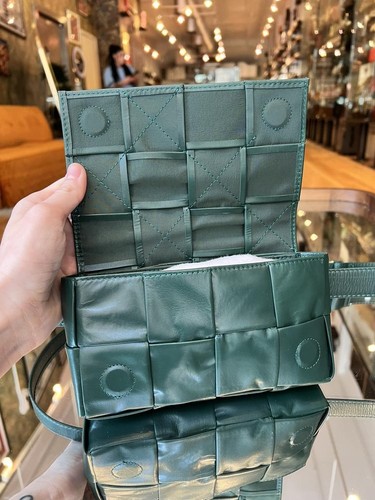Size OS - Bottega Veneta Cassette Intrecciato Belt Bag Green 2CRO7QGAZ Pre-Owned - Picture 7 of 13