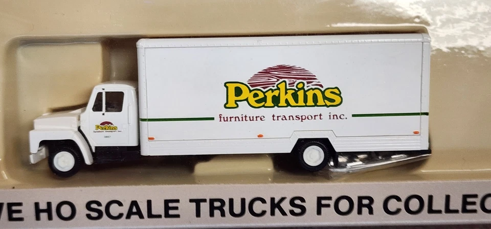 CON-COR Route 66 004-001087 - 28' MOVING VAN TRUCK - PERKINS - HO Scale Vehicle - Image 2 of 3