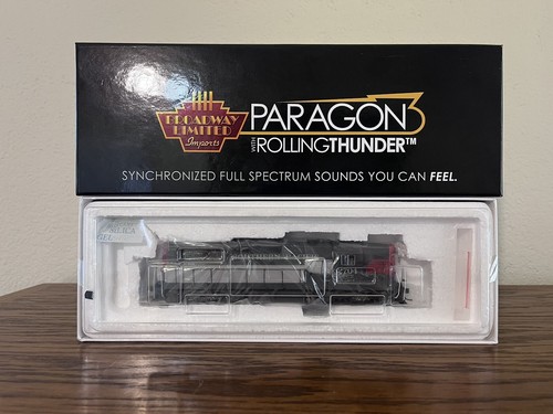 Broadway Limited con Rolling Thunder EMD SD7 #2704 | Zustand: New