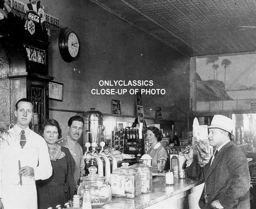 1930's SODA FOUNTAIN PHOTO CHRISTMAS COCA-COLA SIGN MOTORCYCLE BICYCLE AMERICANA - Picture 4 of 4
