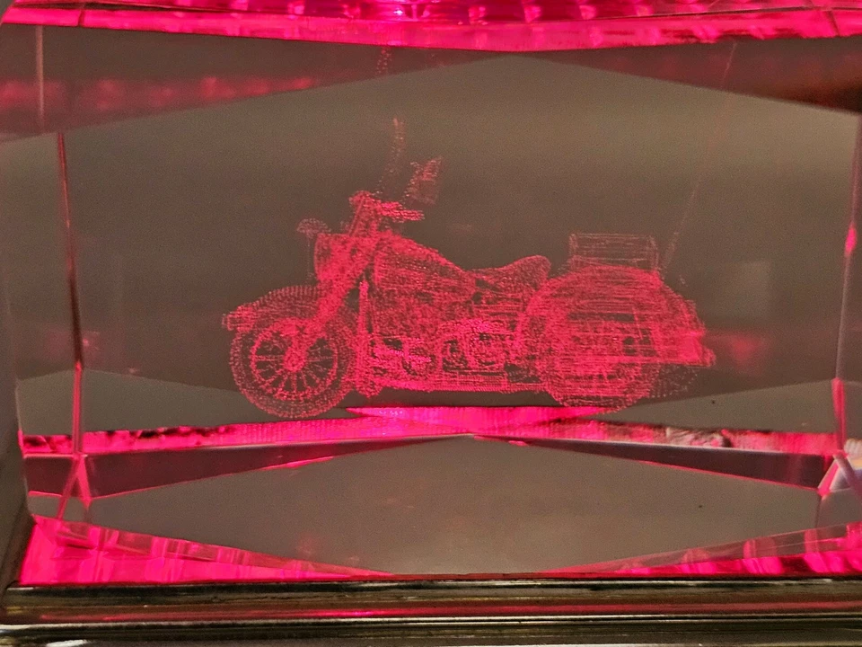 Pisapapeles de recuerdo grabado para motocicleta de cristal láser 3D escritorio de vidrio 3" x 2" Foto 2 de 4