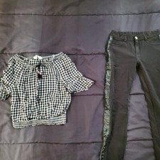 girl Med black jeggings and top