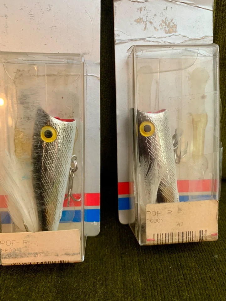 LOTE DE DOS señuelos de pesca vintage Rebel Pop R P6001 negros y cromados Topwater nuevos de stock Foto 2 de 4