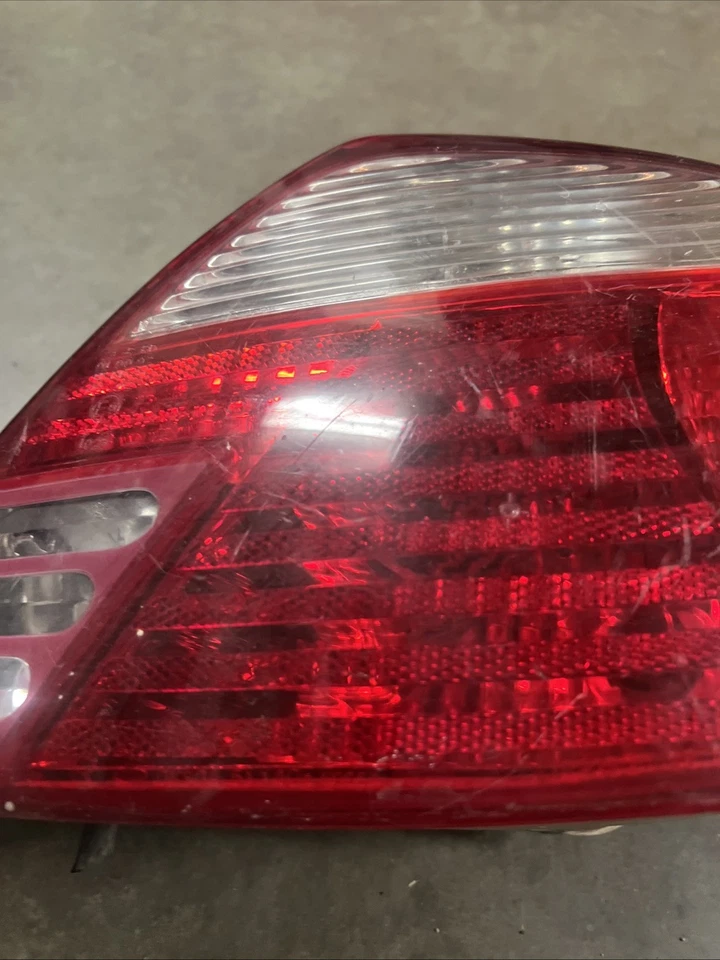 Luz trasera derecha lado pasajero KIA RIO 2000-2001 OEM-0K30A51140 Foto 2 de 4