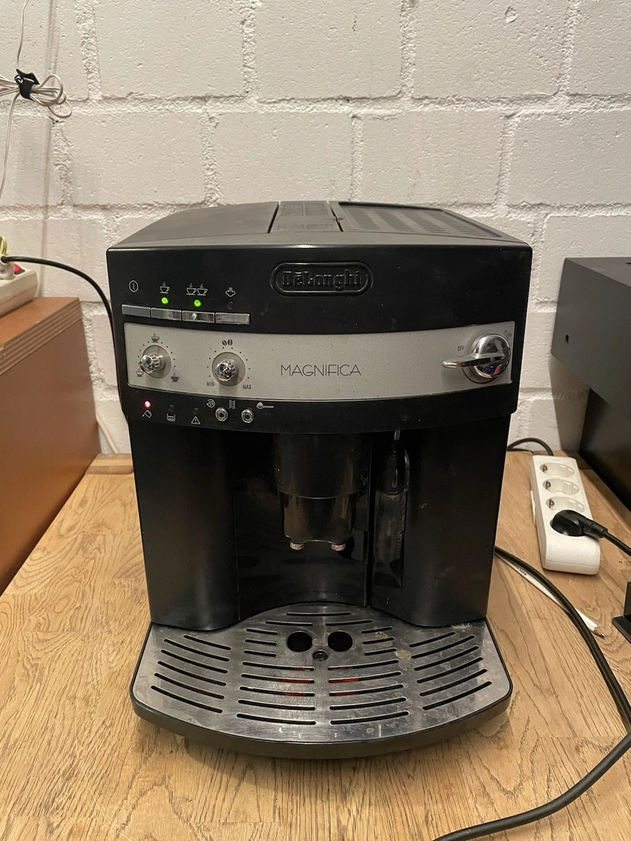 Machine à Café Delonghi Magnifica ESAM3000.B - Broyeur Intégré - Occasion Garantie