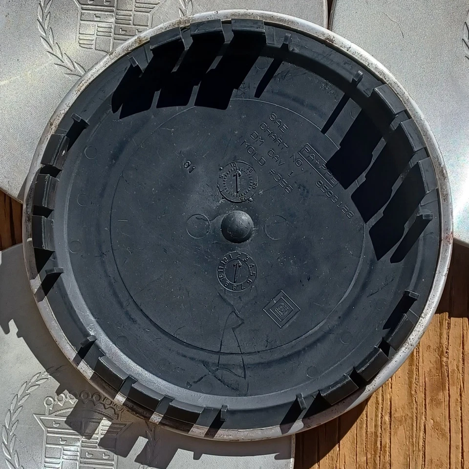 Juego de 4 tapas centrales Cadillac DeVille Sevilla, 1996-1999 parte # 9593128 Foto 3 de 3