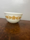 vintage pyrex white bowl with yellow flowers, 402 11/2 qt, 1.5L
