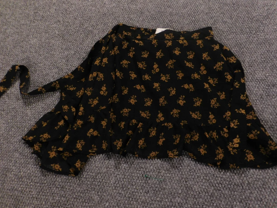 Falda Hollister Mujer Extra Pequeña Negra Floral Foto 3 de 4