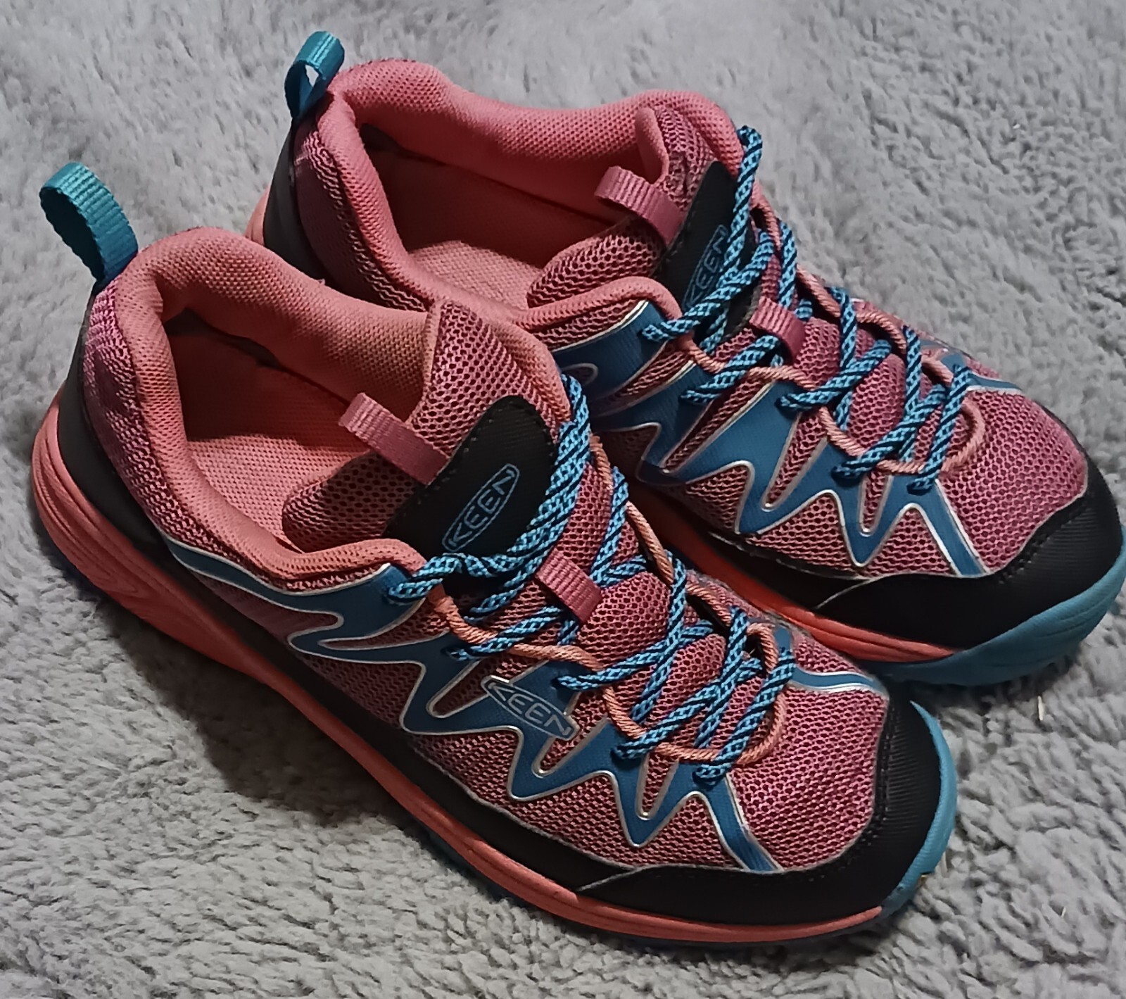 Scarpa destra nera Keen taglia 5 Trail Running rosa verde verde acqua 1013586 Burn Mark