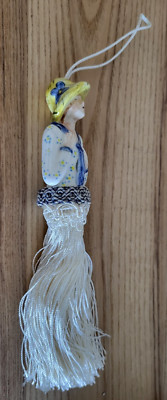 SCHÖNE PORZELLAN HALBE PUPPE HÄNGEND QUASTE DEKORATION ORNAMENT / BINDEBAND
